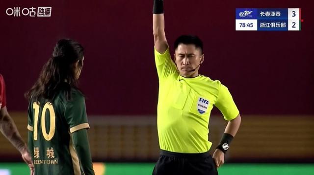 马宁在给李, 牌时夸张的, 让人起鸡皮